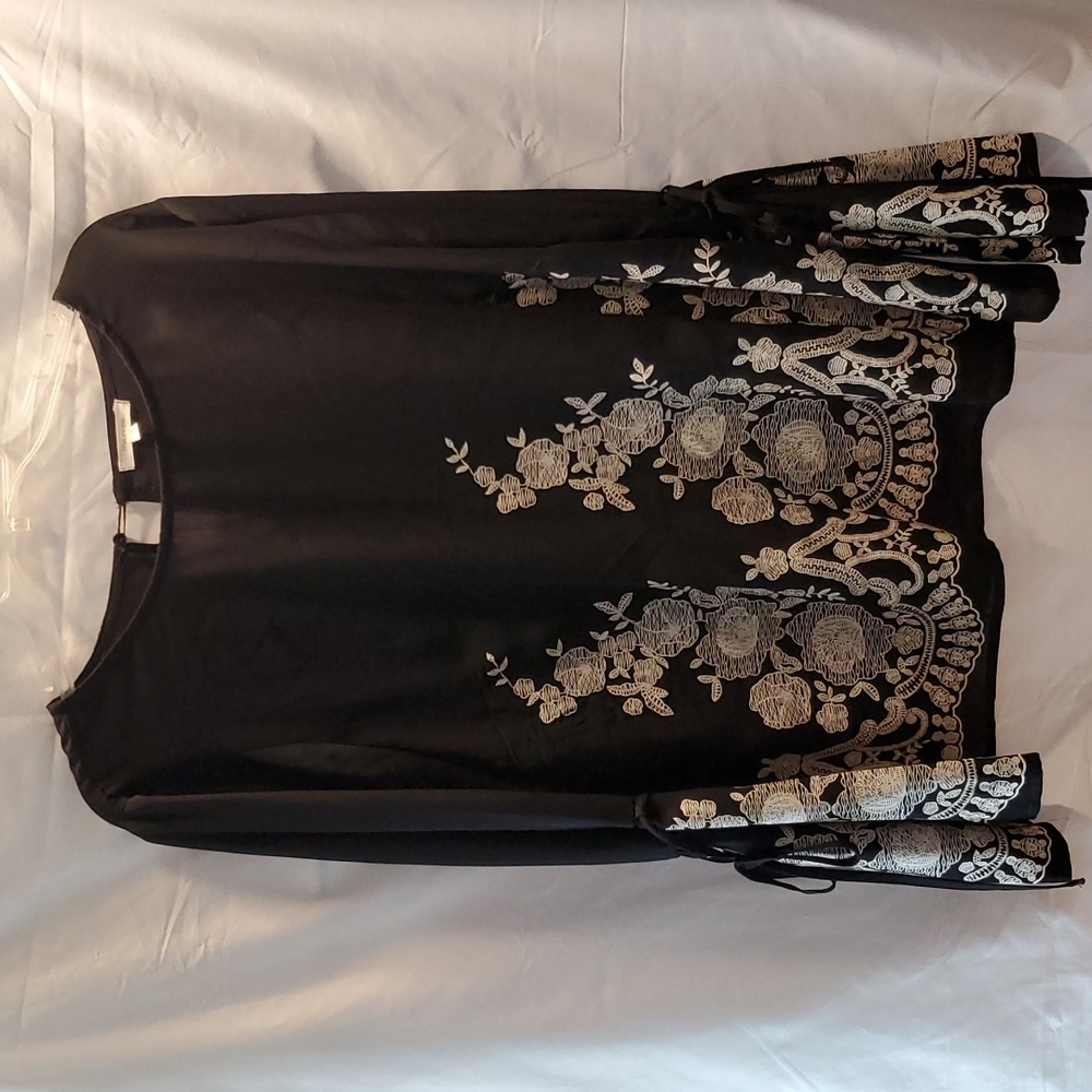 Bell sleeve black/cream floral print blouse